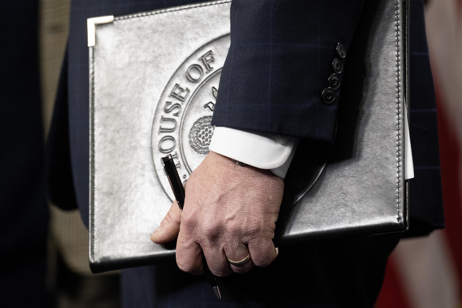 Dalái lama niega cualquier vínculo con Epstein tras aparecer en más de cien registros - 18e0af674b806b5f9b3f23c0c0afb0fea97bc5c3w