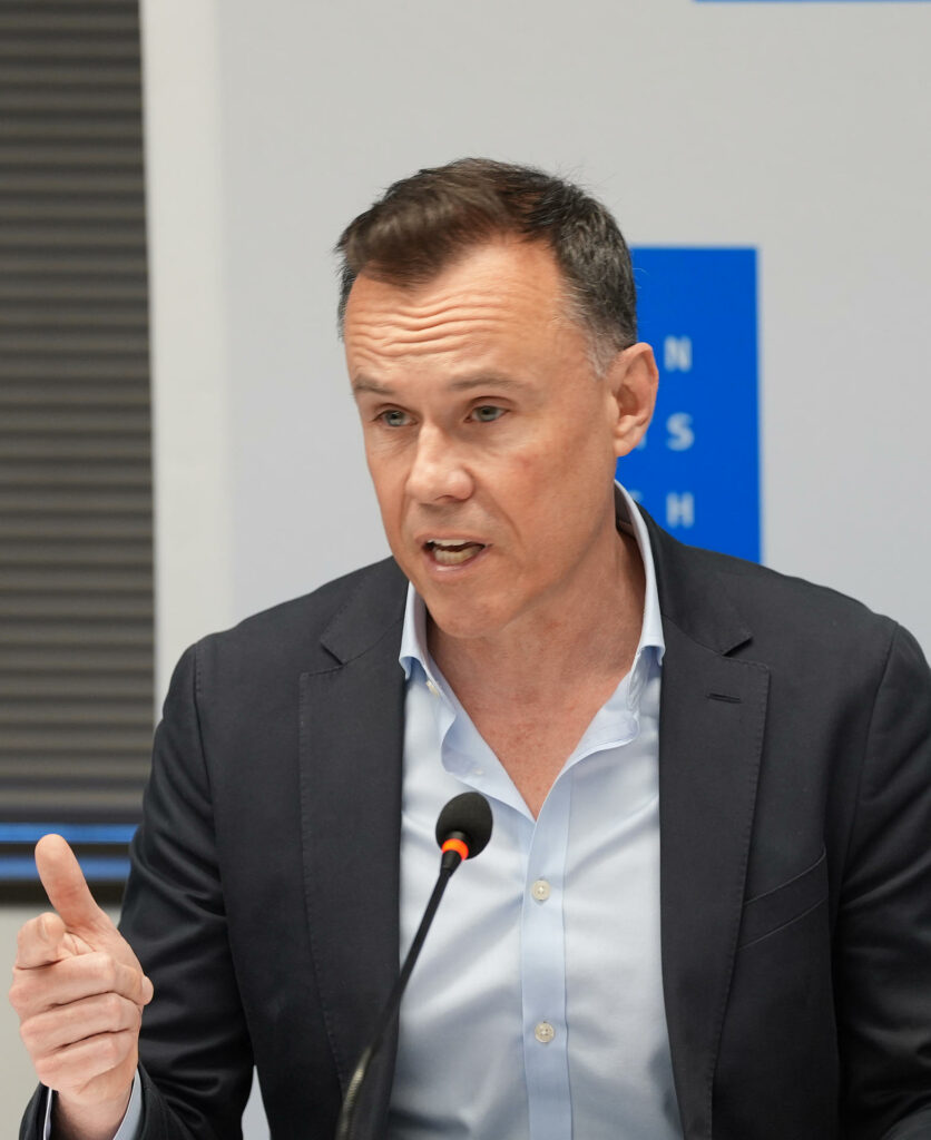 HRW advierte sobre la ola autoritaria global y el potencial peligro de la IA - 6b8b94755e9621807a0e7a6435fd7cf196a29507w-836x1024