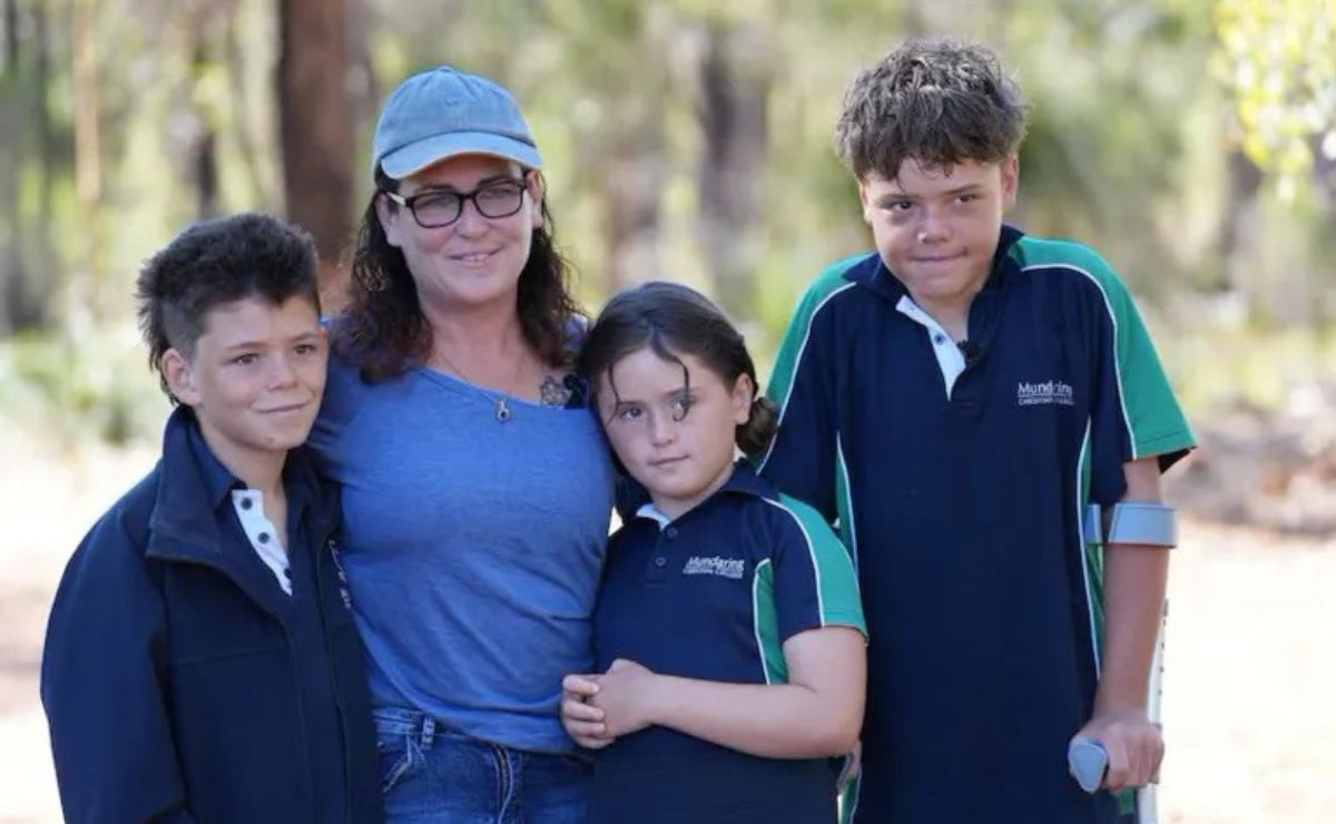 Adolescente nada durante cuatro horas para salvar a su familia, ¿qué ocurrió? - austin-appelbee-junto-a-su-mama-y-hermanos-menores