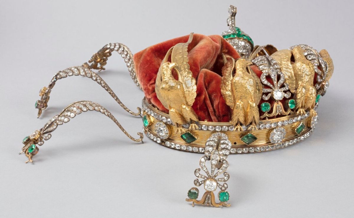 Louvre revela qué ocurrirá con la corona de la emperatriz Eugenia tras los daños por su robo - corona-de-la-emperatriz-eugenia-con-danos-por-su-robo-del-louvre