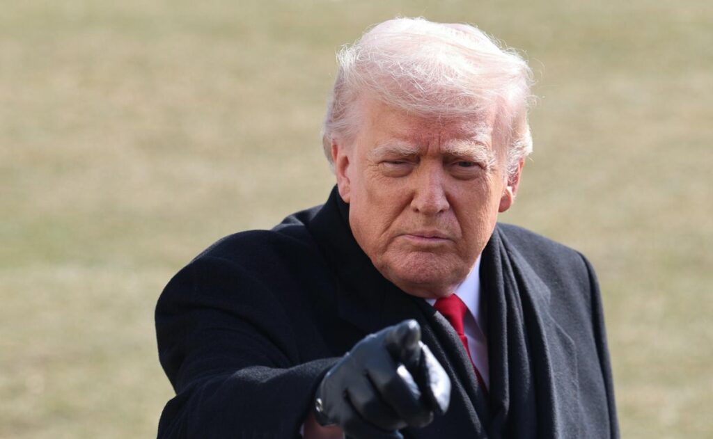 Congresistas hispanos proponen una ley de 'Buen vecino' contra la Doctrina Monroe de Trump - donald-trump-4-1024x631