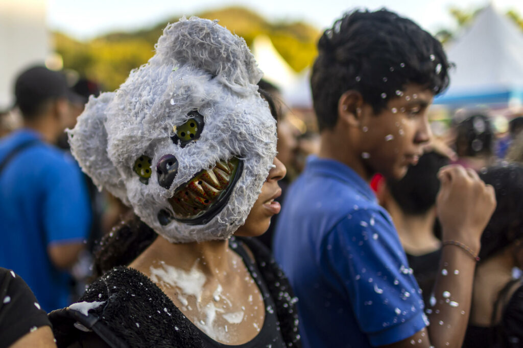 f7aa29749d341a0c8e7eb0f08226ae7efdd559c8w-1024x683-1 Venezolanos ponen en pausa la agitada vida política del país para celebrar los carnavales - f7aa29749d341a0c8e7eb0f08226ae7efdd559c8w-1024x683