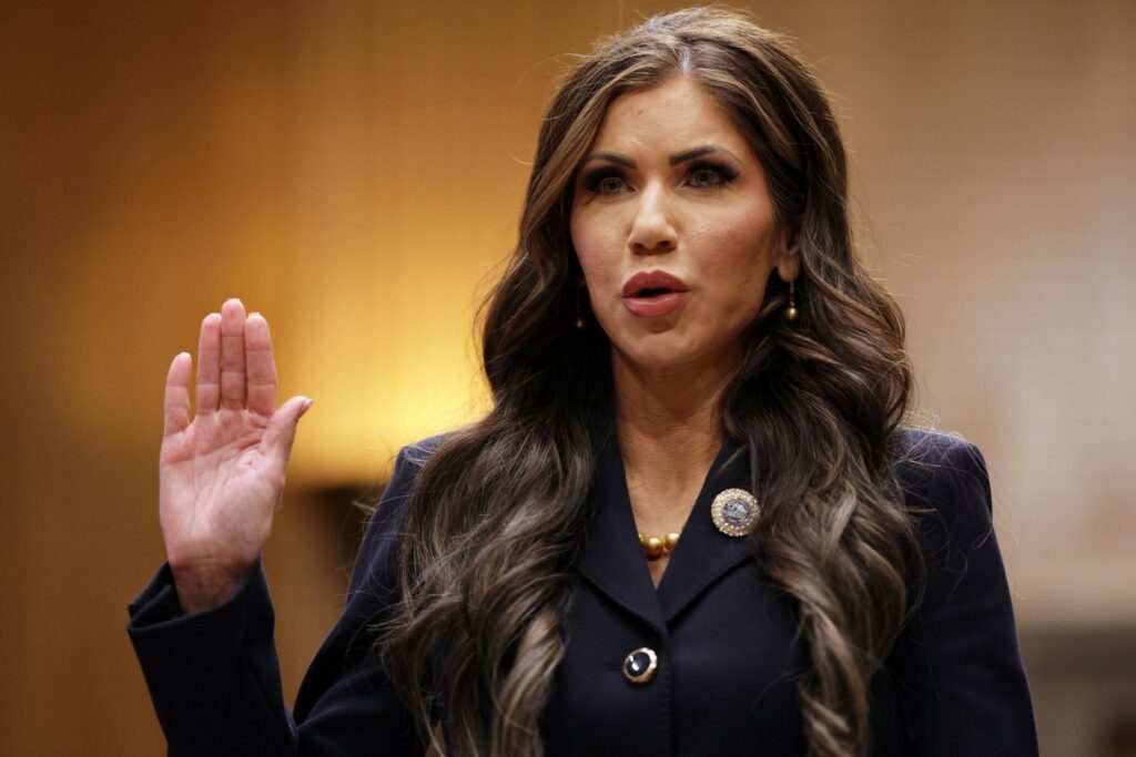 Más de 50 grupos en EE.UU. piden al Congreso un juicio a Kristi Noem por manejo migratorio - kristi-noem-quedate-en-mexico-seguridad-nacional-1024x683