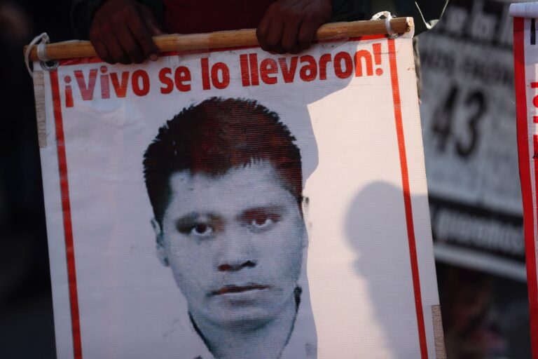 Padres de Ayotzinapa presionan a AMLO con plantón