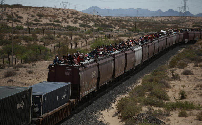 Migrantes que llegan en tren a Ciudad Juárez deambulan por el río Bravo