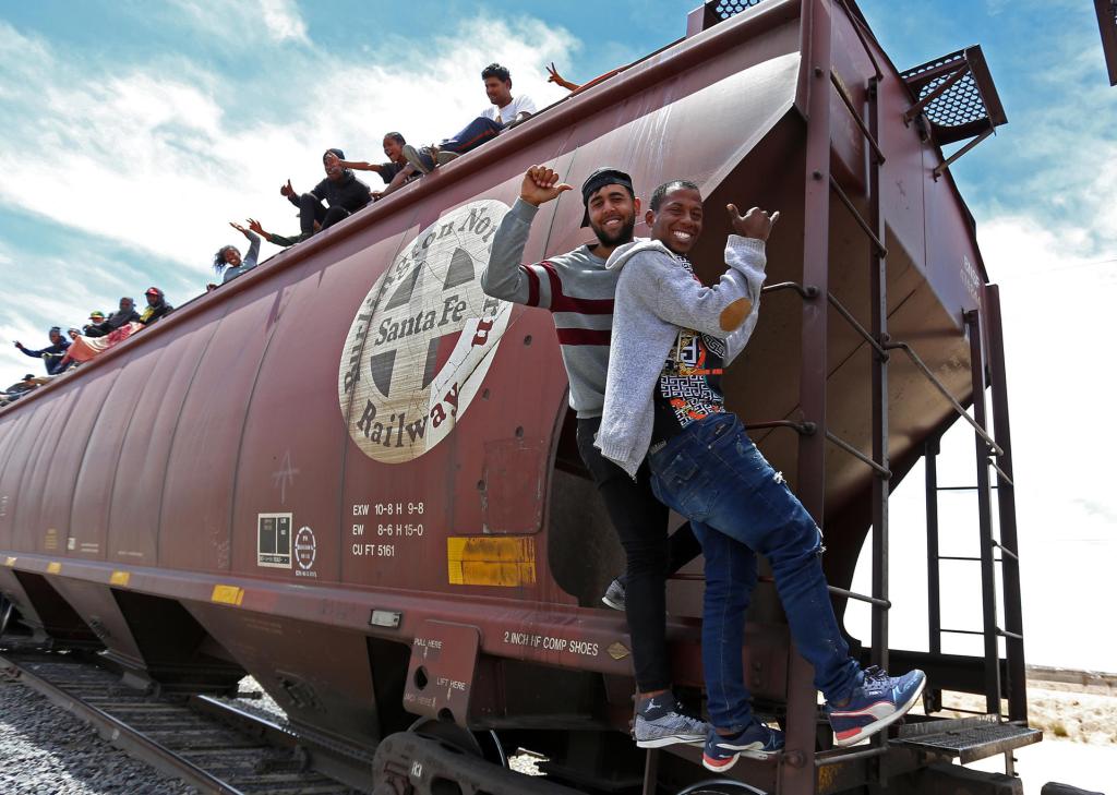Migrantes que llegan en tren a Ciudad Juárez deambulan por el río Bravo - migrantes-a-bordo-del-tren-conocido-como-la-bestia-en-ciudad-juarez-1024x729