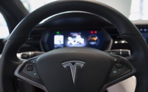 Falsas expectativas del Autopilot de Tesla causaron accidentes fatales, advierten autoridades de EE.UU.