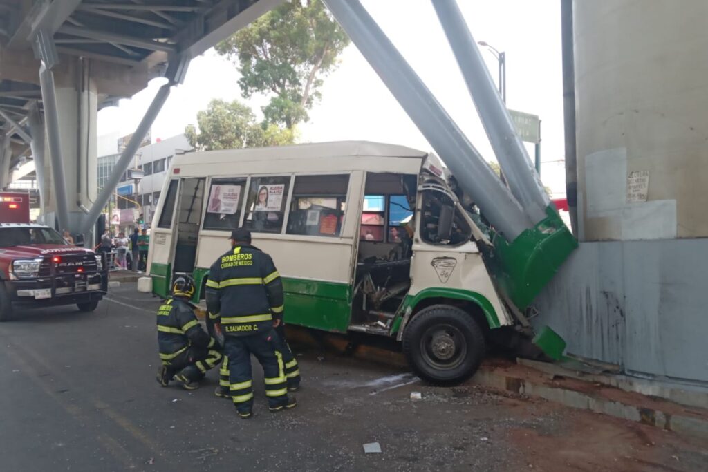 Microbús se estrella contra columna de la Línea 12 del Metro; hay 10 lesionados
