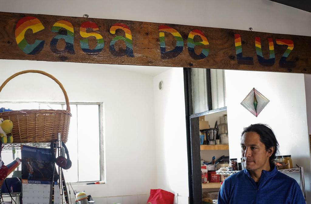 Un refugio 'da luz' a migrantes LGBTI en Tijuana - director-del-refugio-casa-de-luz-1024x671