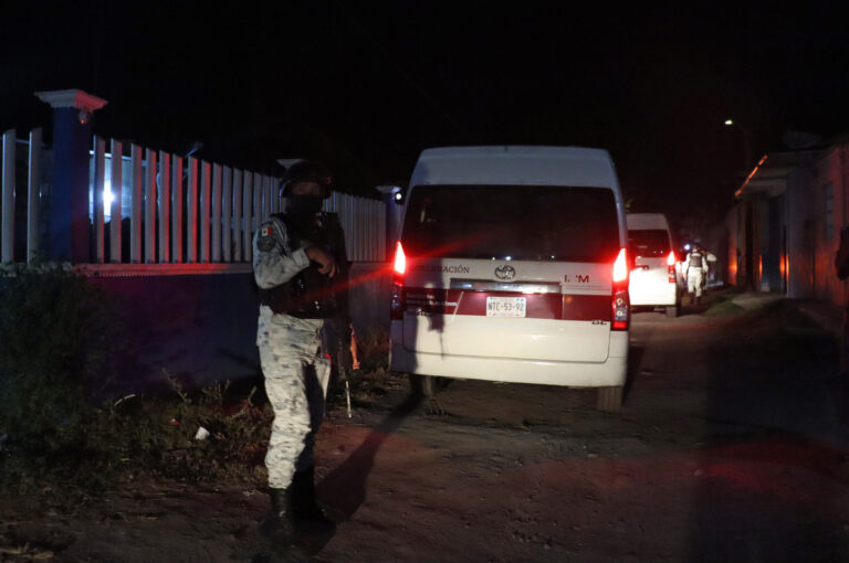 Autoridades localizan a 208 migrantes en una bodega del Estado de México