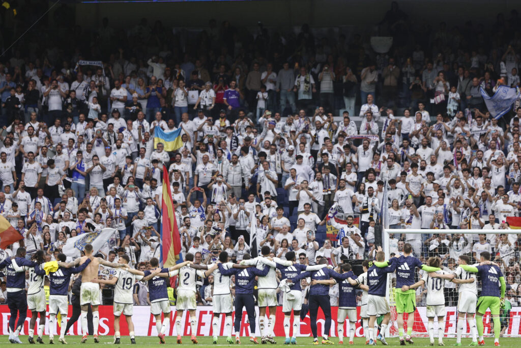 Jugadores del Real Madrid celebran título de liga en el Bernabéu