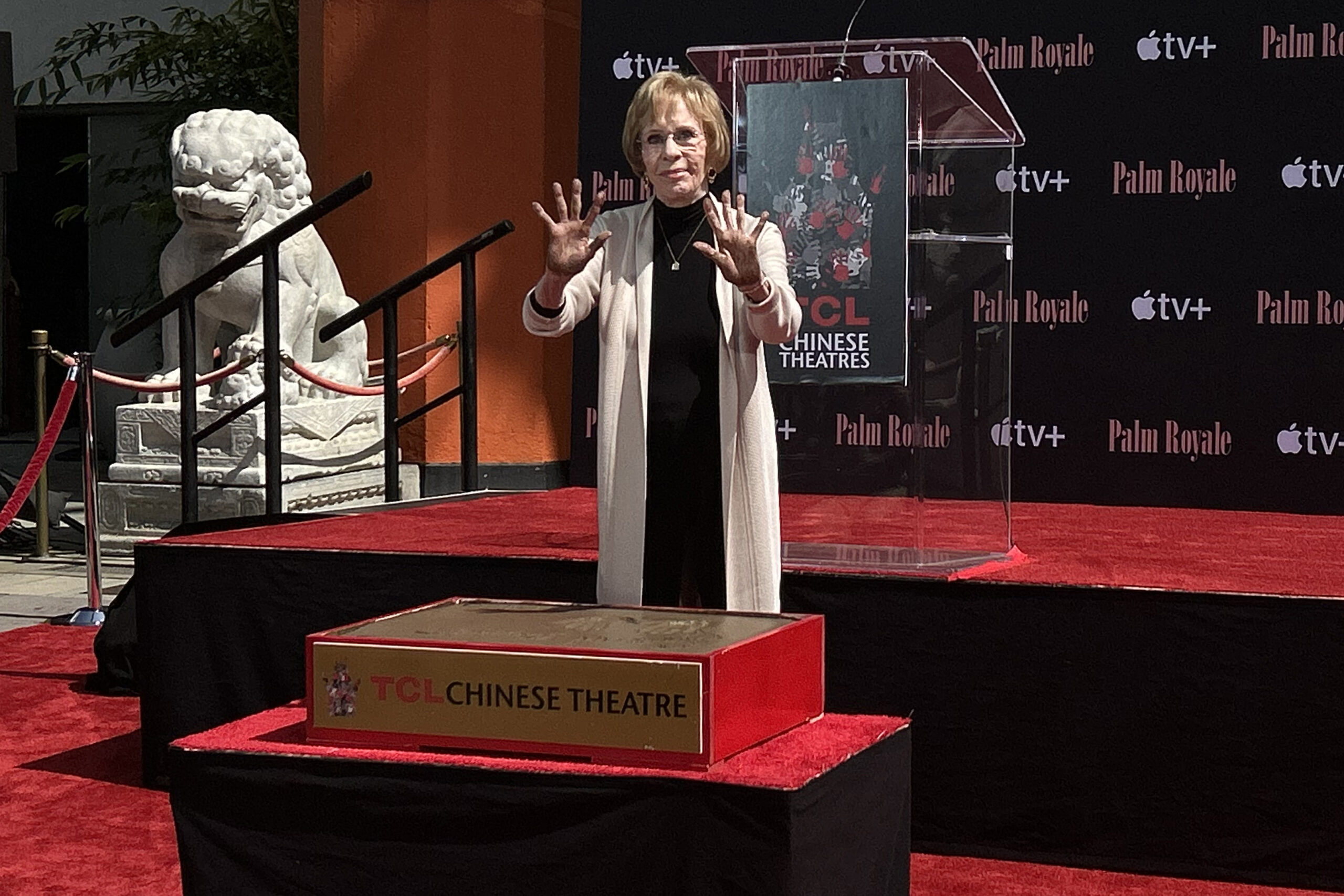 Carol Burnett inmortaliza sus huellas en el Paseo de la Fama de Hollywood