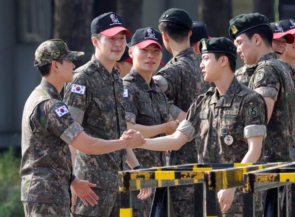 Jin se convierte en el primer miembro de BTS en completar su servicio militar - jin-se-convierte-en-el-primer-miembro-de-bts-en-completar-su-servicio-militar-1024x754