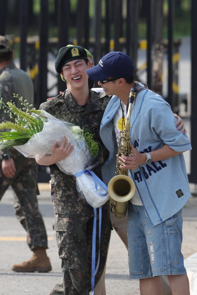 Jin se convierte en el primer miembro de BTS en completar su servicio militar - jin-se-convierte-en-el-primer-miembro-de-bts-en-completar-su-servicio-militar-2-683x1024