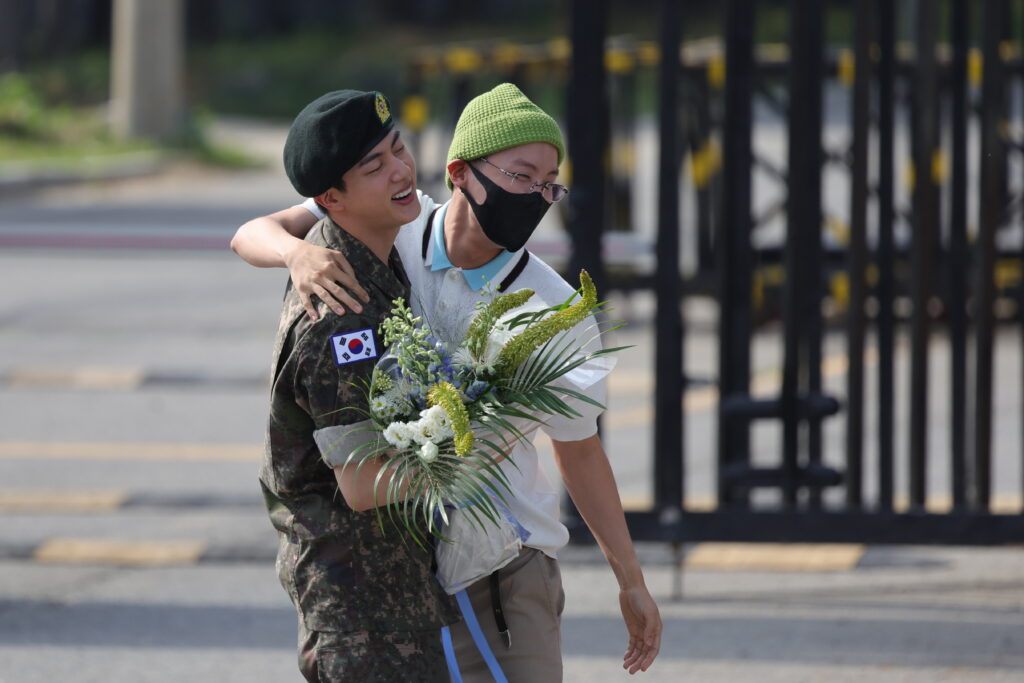 Jin se convierte en el primer miembro de BTS en completar su servicio militar - jin-se-convierte-en-el-primer-miembro-de-bts-en-completar-su-servicio-militar-obligatorio1-1024x683