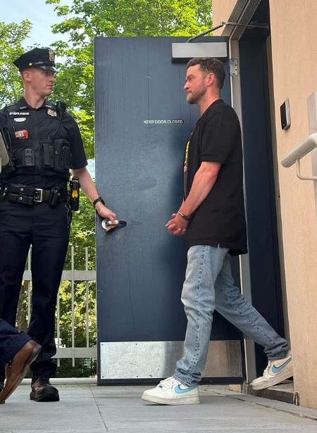 Detienen a Justin Timberlake por conducir bajo los efectos de las drogas - justin-timberlake-esposado