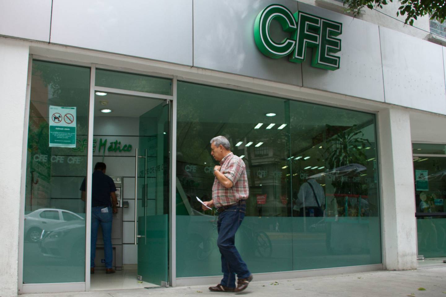 Un grupo de delincuentes robó cerca de dos millones de pesos de varios cajeros de la CFE