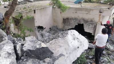 Deslave de rocas de 4 metros destruyen dos casas en Topo Chico, NL; 7 personas quedan sin hogar