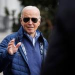 Biden aparece por primera vez en público después de poner fin a su campaña presidencial