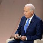 Asesores buscan convencer a Biden de bajarse de la contienda, según TNYT