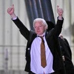 Assange se recupera tras su liberación con sus hijos y esposa en una playa de Australia