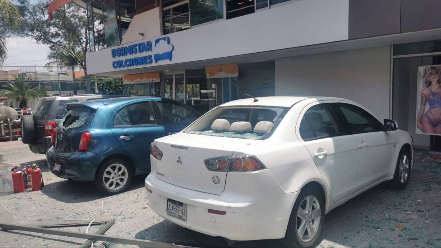 La explosión dejó daños a otros negocios que se encuentran dentro de la plaza.