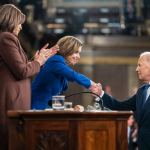 Nancy Pelosi sugiere que Biden debería repensar su candidatura a la reelección