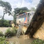 Colapsa puente en Omealca, Veracruz, mientras lo cruzaba un autobús; hay un muerto