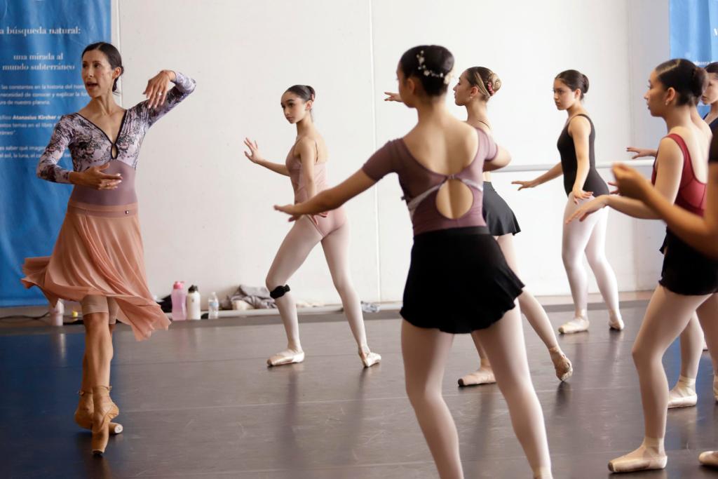 Elisa Carrillo promueve el talento joven en el ballet en México - taller-de-ballet-impartido-por-elisa-carrillo-1024x683