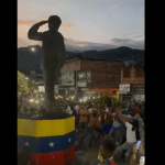 Venezolanos derriban estatuas de Chávez en protestas contra resultado de presidenciales