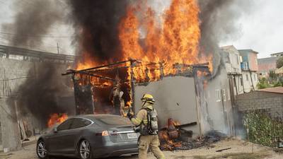 Tesla ‘tatemado’ en Tijuana: Auto eléctrico conectado a ‘diablitos’ se incendió