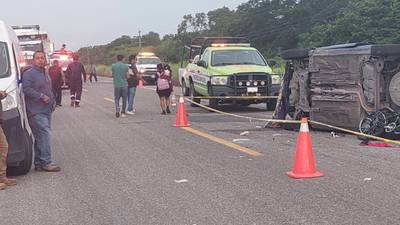 Camioneta embiste a caravana migrante en carretera de Oaxaca; hay 3 muertos