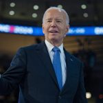 Activistas condenan la demanda contra el plan de regularización de migrantes de Biden