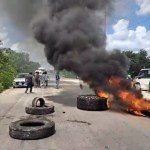 #Video Bloquean carretera en Tulum por desalojo del asentamiento ‘Tren Maya’