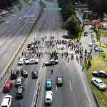 Ejidatarios bloquean la carretera México-Toluca, a la altura de La Marquesa