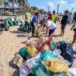 Un concurso de ‘pesca de basura’ ayuda a limpiar playa en Pie de la Cuesta