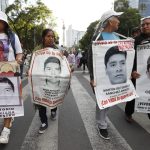 Familias de los 43 estudiantes de Ayotzinapa acusan a López Obrador de encubrir la verdad