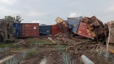 Tren de carga se descarrila en La Barca, Jalisco: Hay 50 contenedores dañados y no se reportan heridos