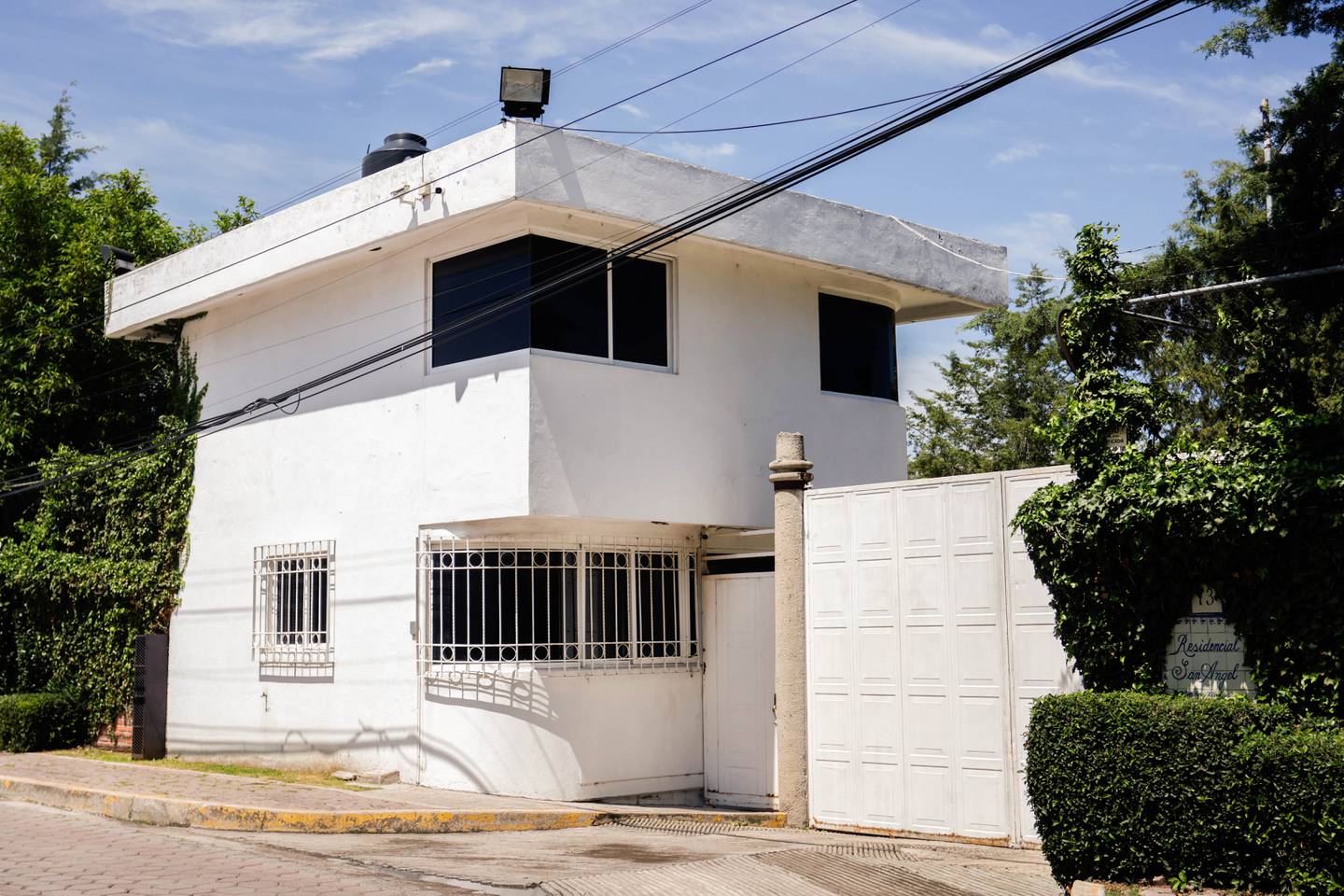 La casa de Mario Marín en Residencial San Ángel, donde estará bajo arraigo domiciliario mientras enfrenta un juicio por el delito de tortura contra la periodista Lydia Cacho. 
(Foto: MIREYA NOVO/ CUARTOSCURO)