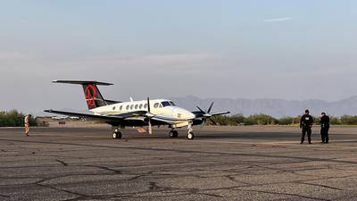 Fotografía donde se observa el avión privado donde fueron transportados Ismael "el Mayo" Zambada y Joaquín Guzmán López, a un aeropuerto privado este jueves, de Santa Teresa, Nuevo México (Foto: EFE/ César Contreras)