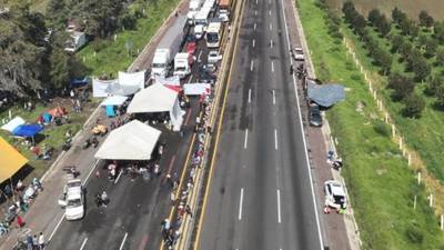 ‘Caos’ en la México-Puebla: Campesinos cierran, de nuevo, la autopista en ambos sentidos