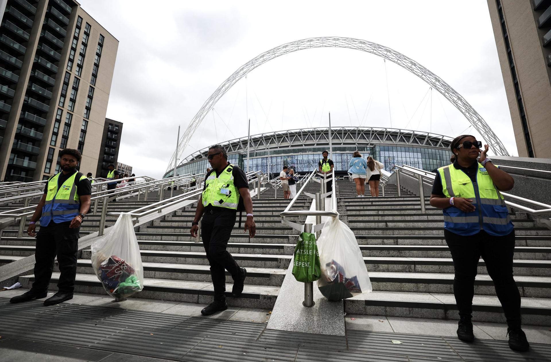 Seguidores de Taylor Swift viven su día mágico en Wembley entre fuertes medidas de seguridad