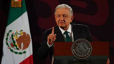 AMLO exhibe a empresas que ‘deben’ al SAT: ‘Casos están detenidos en el Poder Judicial’, acusa