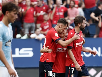 Los jugadores del Osasuna Aimar Oroz, Jon Moncayola y Bryan Zaragoza celebran el segundo gol de su equipo en el partido contra el Celta el pasado 1 de septiembre.