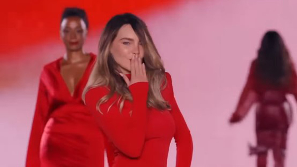 #Video Belinda debuta en pasarela en París con caída; Anitta la ayudó a levantarse