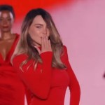 #Video Belinda debuta en pasarela en París con caída; Anitta la ayudó a levantarse