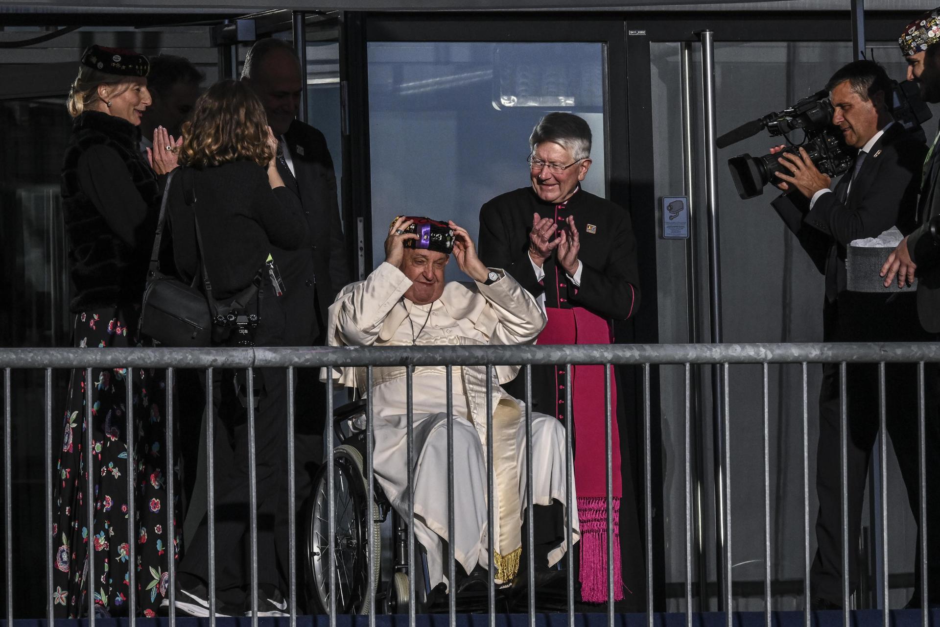 El papa concluye viaje a Bélgica; pide que no se encubran los abusos