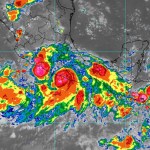 “John” toca tierra como huracán categoría 3 en Marquelia, Guerrero