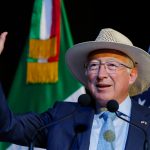 Relación México-EE.UU. seguirá pese a polémicas reformas: Ken Salazar