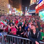 Mexicanos toman Times Square de Nueva York para celebrar el Grito de Dolores